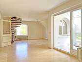 Helles Wohnzimmer mit Wendeltreppe nach oben - 4 Zimmer Einfamilienhaus in München