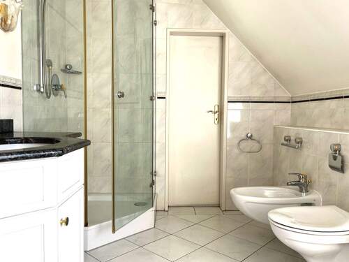 Helles Badezimmer mit Glasdusche - 