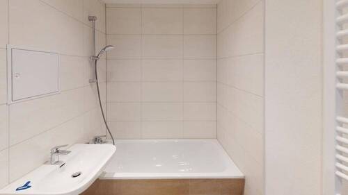 Bad mit Wanne - Etagenwohnung mit 68,40 m&sup2; in Chemnitz zur Miete