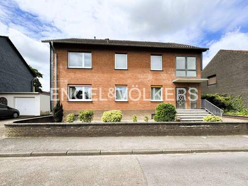 Straßenansicht - ZFH mit großem Garten, Viel Platz für Mehrgenerationen, Wohnen und Arbeiten.... Was Ihnen auch einfällt