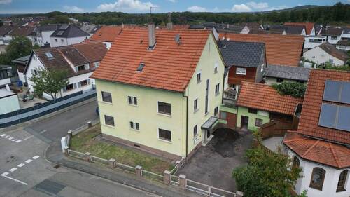 Front Ansicht Haus - 1 Zimmer Mehrfamilienhaus, Wohnhaus zum Kaufen in Östringen