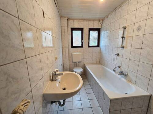 Bad EG - 1 Zimmer Mehrfamilienhaus, Wohnhaus in Östringen