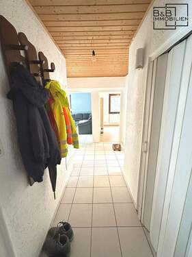 Flur - Etagenwohnung mit 78,20 m&sup2; in Zell (Mosel) zur Miete