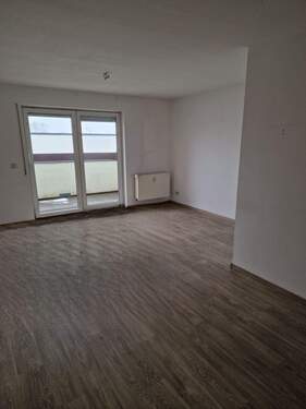 Wohnzimmer mit Zugang zur Loggia - Etagenwohnung mit 71,00 m&sup2; in Lichtenfels zum Kaufen