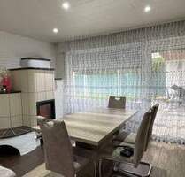 Modernisiertes Reihenbungalow in Bad Dürrheim – Wohnen auf einer Ebene mit Garten und Kamin