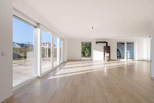 Wohn und Esszimmer - 8 Zimmer Einfamilienhaus zum Kaufen in Raisting