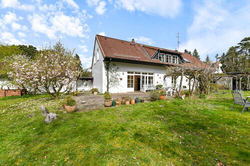 Objektansicht mit Garten - 7 Zimmer Einfamilienhaus zum Kaufen in Neu Wulmstorf