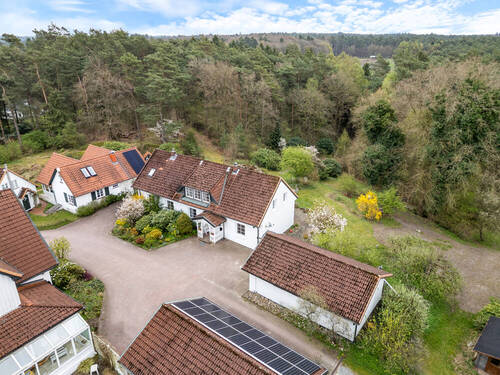 Ansicht des Gebäudes mit Nachbargebäuden - 7 Zimmer Einfamilienhaus in Neu Wulmstorf
