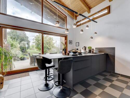 Offene Küche mit Zugang zur Terrasse und Gartenblick - Einfamilienhaus mit 210,00 m² in Bad Bellingen zum Kaufen