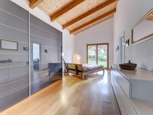 Helles Schlafzimmer mit direktem Zugang zum Badezimmer und Garten. - 