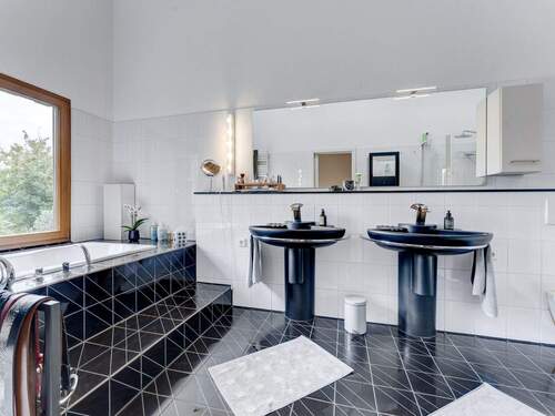 und großzügiger Badewanne - 