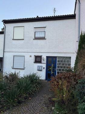 Bild 1 - Reihenmittelhaus mit großem Garten und Garage