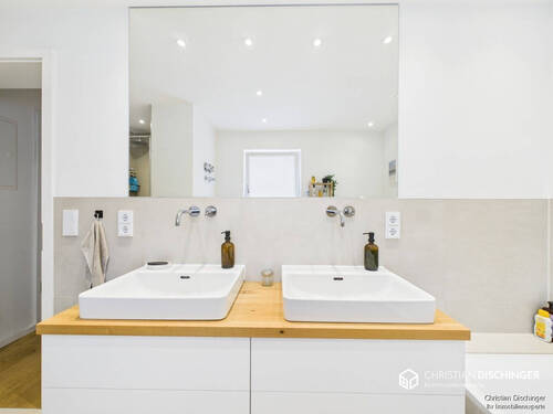 Badezimmer - 9 Zimmer Mehrfamilienhaus, Wohnhaus zum Kaufen in Lappersdorf