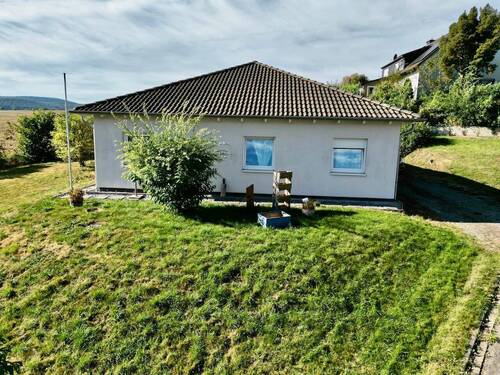 Außenansicht - 'RESERVIERT' Mit dem Deister vor der Tür: Gepflegter Bungalow mit viel Platz und großem Grundstück