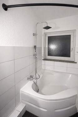 Badewanne mit Duschfunktion - 