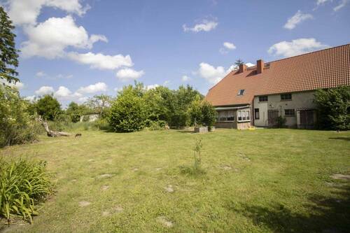 Hausansicht Wohnteil mit Garten - 