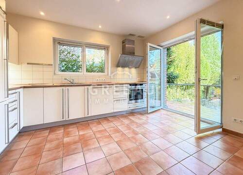 Küche mit Balkon - 9 Zimmer Einfamilienhaus in Hamburg