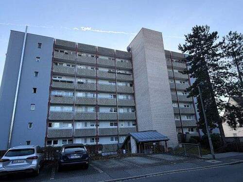 Vorderseite m. Eingang - 3 Zimmer Etagenwohnung zum Kaufen in Heroldsberg