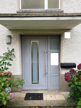 Hauseingangstür (1) - 3 - Zimmerwohnung mit windgeschützter Loggia in Gummersbach-Strombach