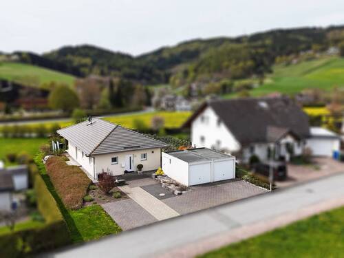 Bild 1 - Neuwertiger Bungalow mit Energieeffizienzklasse A+ in herrlicher Natur von Willingen