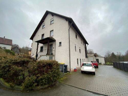 Hausansicht - Zwangsversteigerung - Wohnhaus mit drei Wohneinheiten und Nebengebäude