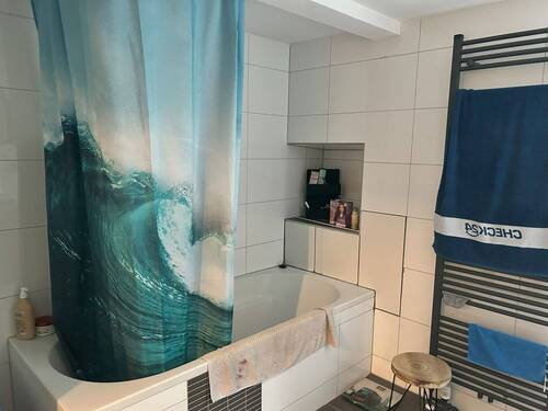 Badezimmer mit Wanne im EG - 