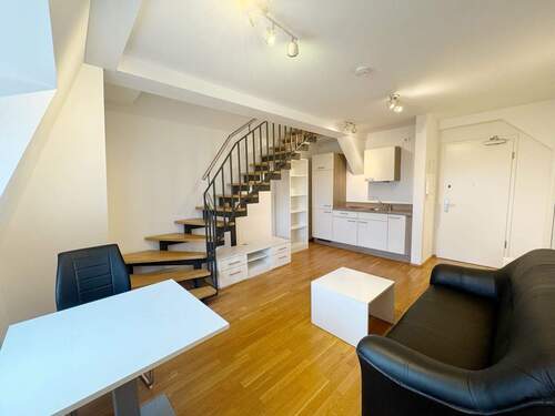 Wohnzimmer mit EBK.jpg - Möblierte 2,5- Zi-Maisonette Wohnung an der Stadtgrenze