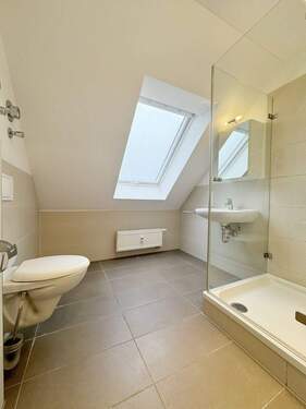 Badezimmer mit Fenster.jpg - 