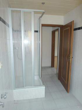 Bad mit Dusche - 