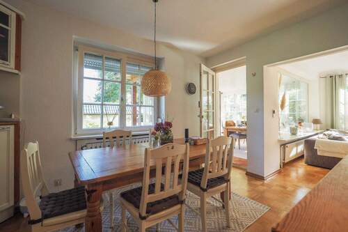 Essbereich mit Blick zum Wintergarten - 