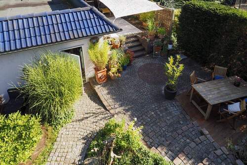 Blick vom Balkon auf die lauschige Sitzecke im Grünen - 
