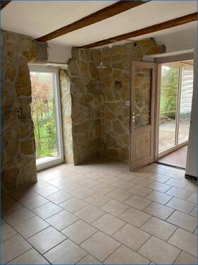 Eßzimmer mit Türen in Garten und Wintergarten - 