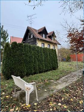 Hausansicht von Grundstückgrenze - 