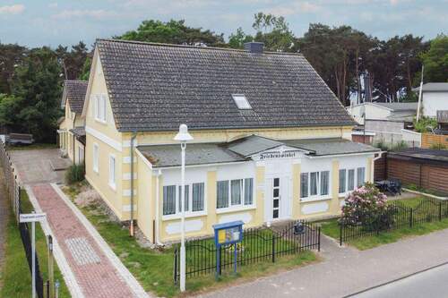 Haus 1 und Zufahrt - Umgeben von der Ostsee: Grundstück mit 2 Häusern in Thiessow