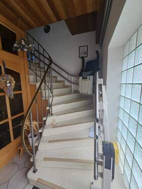 Aufgang OG (mit Treppenlift) - 