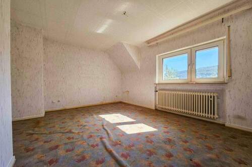 Dachgeschoss Schlafzimmer I - 7 Zimmer Doppelhaushälfte zum Kaufen in Bad Orb