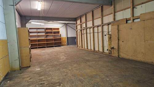Teilansicht 2 Lagerfläche.jpg - Große Lagerhalle mit Büro in ruhiger Lage !
