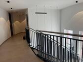 Treppenhaus mit Fahrstuhl - 