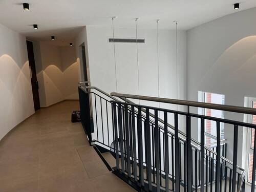 Treppenhaus mit Fahrstuhl - 