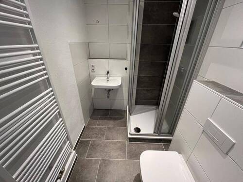 Bad mit Dusche - 6 Zimmer Etagenwohnung zur Miete in Chemnitz