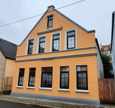 Haus außen 3.jpg - Sehr gepflegtes Zweifamilienhaus mit vermieteter EG-Wohnung und Maisonettewohnung zu verkaufen