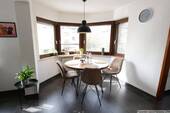 Essbereich im Erker - Modernisierte 3-Zimmer-Wohnung in sonniger Ausrichtung mit schönem Erker
