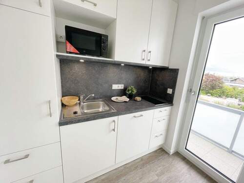 Küche mit Balkon - Etagenwohnung mit 26,00 m² in Augsburg zur Miete
