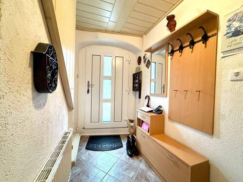 Einladender Eingangsbereich - 4 Zimmer Reihenmittelhaus zum Kaufen in Altenberg