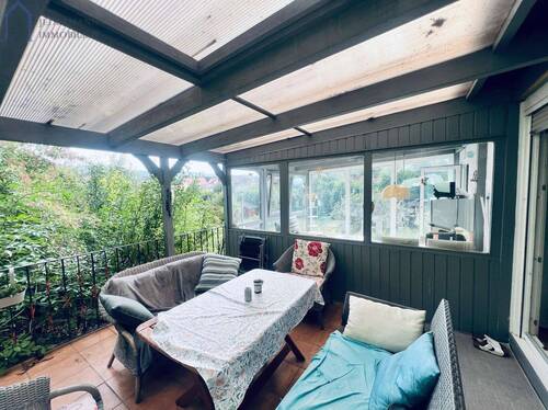 Terrasse mit Blick zum Wintergarten - 