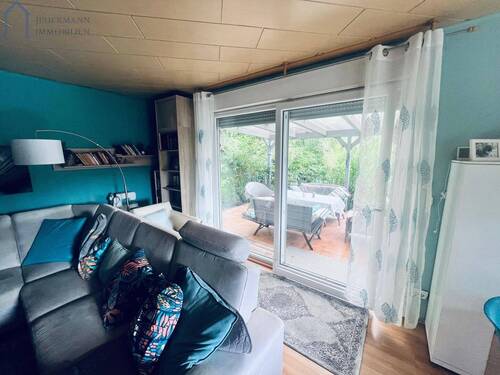 Wohnzimmer mit Blick zur Terrasse - 