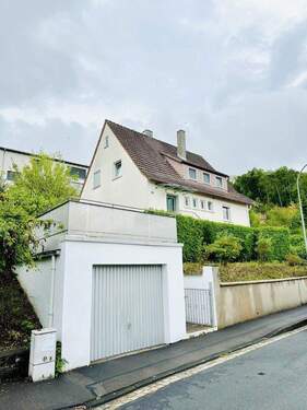 Seitenansicht Haus - Charmantes Zweifamilienhaus in Top-Lage Herschfeld - provisionsfrei