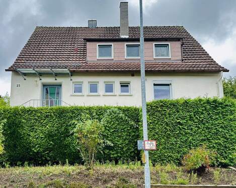 Frontansicht Haus - 7 Zimmer Mehrfamilienhaus, Wohnhaus zum Kaufen in Bad Neustadt