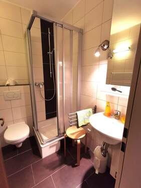 modernes Bad mit Dusche - 2 Zimmer Terrassenwohnung in Varel