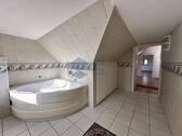 Altbau OG Tageslichtwannenbad - 